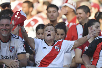 Buenos Aires, Argentina.- En las fotos tomadas el 12 de marzo del 2023, durante el encuentro entre River Plate y Godoy Cruz en el Estadio Monumental. River Plate goleó 3-0 a Godoy Cruz en el Monumental con Lucas Beltrán como figura y goleador, obtuvo su tercer triunfo y se convirtió en el único escolta del Torneo de la Liga, que tiene a San Lorenzo como líder.