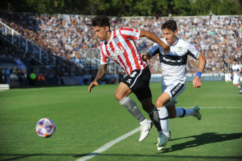 La Plata, Argentina.- En las fotos tomadas el 19 de marzo del 2023, durante el encuentro entre Gimnasia y Esgrima La Plata y Estudiantes de La Plata en el Estadio Juan Carmelo Zerillo, por la Liga Profesional Argentina. Gimnasia y Esgrima hizo historia ante Estudiantes, le ganó por 2 a 1 tras empezar perdiendo y se quedó con el clásico después de 13 años.