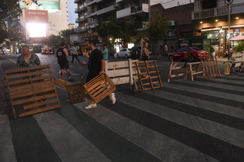 Buenos Aires, Argentina.- En las fotos tomadas el 14 de marzo del 2023, vecinos de diferentes barrios de Buenos Aires salieron a la calle para protestar contra los cortes de luz que afectan a casi 150.000 hogares, según datos del Ente Nacional Regulador de la Electricidad (ENRE). Los cortes se producen en medio de una ola de calor que este martes registró una sensación térmica que superó los 42.4 grados en el Área Metropolitana de Buenos Aires.