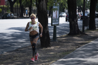 Buenos Aires, Argentina.- En las fotos tomadas el 7 de marzo del 2023, muestra las calles de Buenos Aires en medio de la ola de calor. Este martes, según el Servicio Meteorológico Nacional (SMN) la Ciudad de Buenos Aires y sus alrededores se mantienen bajo alerta roja, con cielo parcialmente nublado, una temperatura estimada en 23 grados de mínima y 33 de máxima.