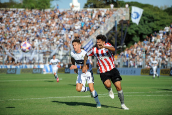 La Plata, Argentina.- En las fotos tomadas el 19 de marzo del 2023, durante el encuentro entre Gimnasia y Esgrima La Plata y Estudiantes de La Plata en el Estadio Juan Carmelo Zerillo, por la Liga Profesional Argentina. Gimnasia y Esgrima hizo historia ante Estudiantes, le ganó por 2 a 1 tras empezar perdiendo y se quedó con el clásico después de 13 años.