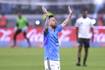 Santiago del Estero, Argentina.- En las fotos tomadas el 28 de marzo del 2023, tras el partido de la Selección Argentina con Curazao en Santiago del Estero, Messi junto con la Selección argentina levantaron la Copa del Mundo y festejaron con los hinchas en un amistoso internacional a estadio lleno.