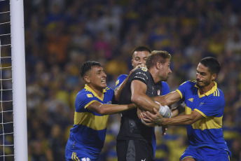 Buenos Aires, Argentina.- En las fotos tomadas el 19 de marzo del 2023, durante el encuentro entre Boca Juniors e Instituto en La Bombonera, por la octava fecha del Torneo de la Liga. En un cierre con polémica, Boca Juniors perdió 3-2 ante Instituto.