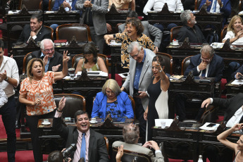 Buenos Aires, Argentina.- En las fotos tomadas el 29 de febrero del 2023, miembros de la Cámara de Diputados asistieron a la sesión para tratar el proyecto de moratoria previsional. El Parlamento de Argentina aprobó la ley que permitirá a unas 800.000 personas que no reúnen los requisitos para poder jubilarse puedan hacerlo de forma excepcional.