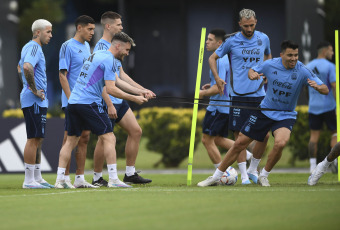 Buenos Aires, Argentina.- En las fotos tomadas el 21 de marzo del 2023, la Selección Argentina realizó su primer entrenamiento, en el predio de la AFA en Ezeiza de cara a los amistosos frente a Panamá y Curazao. El técnico Lionel Scaloni, sumó al ensayo a Claudio Echeverri, promesa de River Plate que defenderá a la Selección Sub 17 en el Sudamericano de la categoría.