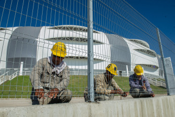 Santiago del Estero, Argentina.- En las fotos tomadas el 27 de marzo del 2023, la ciudad de Santiago del Estero se prepara para recibir a la Selección argentina con la instalación de un vallado a lo largo de los ocho kilómetros que separan el aeropuerto local del hotel en el que se hospedará el plantel Campeón del Mundo en Qatar 2022, que mañana enfrentará a Curazao en un partido amistoso.