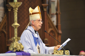 Buenos Aires, Argentina.- En las fotos tomadas el 12 de marzo del 2023, unos 2.000 fieles católicos se congregaron para celebrar los 10 años de papado de Francisco. Con un llamado a "buscar la paz social" en el país y a "dejar de lado las grietas que nos separan", la Iglesia de Buenos Aires celebró en una colmada basílica de Luján los 10 años de pontificado de Francisco, que se cumplen este lunes (13), en el marco de un clima festivo que incluyó bombos y batucadas.