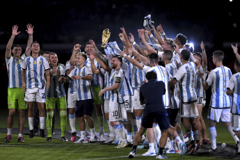 Santiago del Estero, Argentina.- En las fotos tomadas el 28 de marzo del 2023, tras el partido de la Selección Argentina con Curazao en Santiago del Estero, Messi junto con la Selección argentina levantaron la Copa del Mundo y festejaron con los hinchas en un amistoso internacional a estadio lleno.