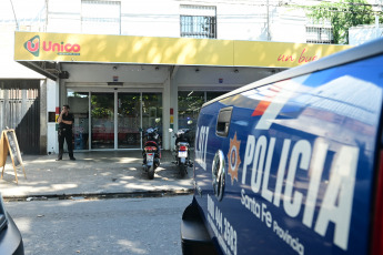 Rosario, Argentina.- In the photos taken on March 2, 2023, members of the police carry out the respective investigations after the attack against a business owned by the family of Antonela Rocuzzo, wife of Lionel Messi, as well as death threats against the soccer player . The president of Argentina, Alberto Fernández, has recognized "very serious" security problems in the city of Rosario, and called for "doing something for the people of Santa Fe and Rosario" because "they are Argentines."