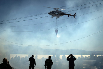 Bariloche, Argentina.- En las fotos tomadas el 27 de marzo del 2023, autoridades combaten un incendio forestal en la barda del Ñireco en la zona este de Bariloche. Las provincias de Buenos Aires, Corrientes y Neuquén registran este martes incendios forestales activos, mientras que los demás focos ígneos detectados en Entre Ríos, Chubut, Tierra del Fuego y Río Negro están contenidos o controlados, informó el Servicio Nacional de Manejo del Fuego (SNMF).