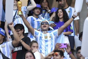 Santiago del Estero, Argentina.- En las fotos tomadas el 28 de marzo del 2023, tras el partido de la Selección Argentina con Curazao en Santiago del Estero, Messi junto con la Selección argentina levantaron la Copa del Mundo y festejaron con los hinchas en un amistoso internacional a estadio lleno.