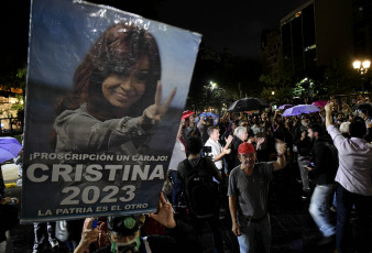 Buenos Aires, Argentina.- En las fotos tomadas el 29 de marzo del 2023, el padre Paco Olivera, dio una misa multitudinaria frente al palacio de Tribunales para denunciar la "proscripción" de la vicepresidenta, Cristina Fernández. Olivera, de 58 años, junto con activistas por los derechos humanos y veteranos de la guerra de Malvinas llevan cinco días en huelga de hambre como una forma de cargar contra el máximo tribunal del país.