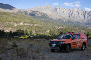 Rio Negro, Argentina.- En las fotos tomadas el 6 de marzo del 2022, cuerpos de bomberos intentan contener las llamas de un incendio forestal en El Bolsón, en la provincia de Río Negro. Sospechan que el fuego habría comenzado de manera intencional, por lo que hay un detenido, según informó el gobierno de Río Negro. Las ráfagas de viento contribuyeron para que en pocos minutos el fuego alcanzara diversos sectores de un cerro, cerca de barrios populares