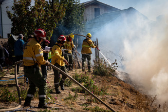 Bariloche, Argentina.- En las fotos tomadas el 27 de marzo del 2023, autoridades combaten un incendio forestal en la barda del Ñireco en la zona este de Bariloche. Las provincias de Buenos Aires, Corrientes y Neuquén registran este martes incendios forestales activos, mientras que los demás focos ígneos detectados en Entre Ríos, Chubut, Tierra del Fuego y Río Negro están contenidos o controlados, informó el Servicio Nacional de Manejo del Fuego (SNMF).