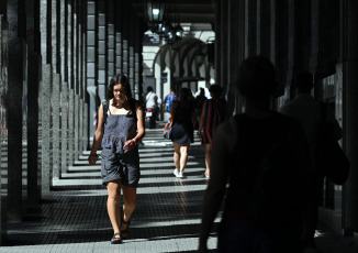 Buenos Aires, Argentina.- En las fotos tomadas el 9 de marzo del 2023, muestra las calles de Buenos Aires en medio de la ola de calor que afecta el país. Argentina atraviesa este año el verano más tórrido del que se tiene registro, con temperaturas récord y falta de lluvias que dañan la agricultura y mantienen al país bajo alerta meteorológica, según reportes oficiales.