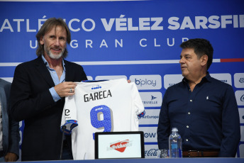 Buenos Aires, Argentina.- En las fotos tomadas el 9 de marzo del 2023, Ricardo Gareca (izquierda) fue presentado como entrenador de Vélez, en su segundo ciclo en el club, y debutará el lunes (13) contra el Platense de Martín Palermo, por la séptima fecha de la Liga Profesional de Fútbol (LPF).