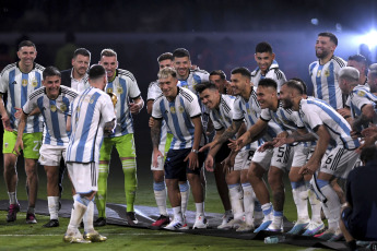 Santiago del Estero, Argentina.- En las fotos tomadas el 28 de marzo del 2023, tras el partido de la Selección Argentina con Curazao en Santiago del Estero, Messi junto con la Selección argentina levantaron la Copa del Mundo y festejaron con los hinchas en un amistoso internacional a estadio lleno.