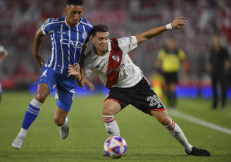 Buenos Aires, Argentina.- En las fotos tomadas el 12 de marzo del 2023, durante el encuentro entre River Plate y Godoy Cruz en el Estadio Monumental. River Plate goleó 3-0 a Godoy Cruz en el Monumental con Lucas Beltrán como figura y goleador, obtuvo su tercer triunfo y se convirtió en el único escolta del Torneo de la Liga, que tiene a San Lorenzo como líder.