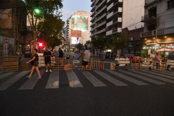 Buenos Aires, Argentina.- En las fotos tomadas el 14 de marzo del 2023, vecinos de diferentes barrios de Buenos Aires salieron a la calle para protestar contra los cortes de luz que afectan a casi 150.000 hogares, según datos del Ente Nacional Regulador de la Electricidad (ENRE). Los cortes se producen en medio de una ola de calor que este martes registró una sensación térmica que superó los 42.4 grados en el Área Metropolitana de Buenos Aires.