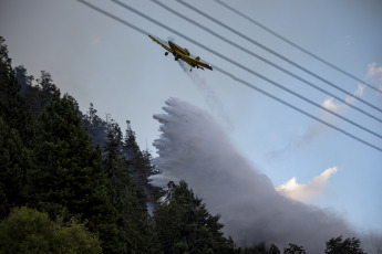 Rio Negro, Argentina.- En las fotos tomadas el 6 de marzo del 2022, cuerpos de bomberos intentan contener las llamas de un incendio forestal en El Bolsón, en la provincia de Río Negro. Sospechan que el fuego habría comenzado de manera intencional, por lo que hay un detenido, según informó el gobierno de Río Negro. Las ráfagas de viento contribuyeron para que en pocos minutos el fuego alcanzara diversos sectores de un cerro, cerca de barrios populares