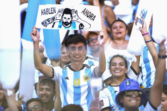 Santiago del Estero, Argentina.- En las fotos tomadas el 28 de marzo del 2023, tras el partido de la Selección Argentina con Curazao en Santiago del Estero, Messi junto con la Selección argentina levantaron la Copa del Mundo y festejaron con los hinchas en un amistoso internacional a estadio lleno.