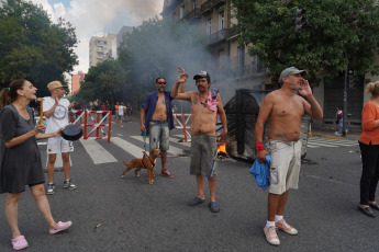 Buenos Aires, Argentina.- En las fotos tomadas el 16 de marzo del 2023, vecinos autoconvocados protestan en diferentes barrios de la ciudad de Buenos Aires contra la empresa Edesur, después de que más de 33.500 usuarios continuaran sin suministro eléctrico. Las localidades bonaerenses más afectadas en el área de Edesur son Berazategui, Quilmes, Almirante Brown, Avellaneda, Esteban Echeverría, Ezeiza, Lanús y Lomas de Zamora.