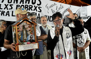 Buenos Aires, Argentina.- En las fotos tomadas el 29 de marzo del 2023, el padre Paco Olivera, dio una misa multitudinaria frente al palacio de Tribunales para denunciar la "proscripción" de la vicepresidenta, Cristina Fernández. Olivera, de 58 años, junto con activistas por los derechos humanos y veteranos de la guerra de Malvinas llevan cinco días en huelga de hambre como una forma de cargar contra el máximo tribunal del país.