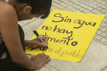 Buenos Aires, Argentina.- En las fotos tomadas el 29 de marzo del 2023, trabajadores campesinos y productores agropecuarios realizaron una protesta en Plaza de Mayo en reclamo de "medidas concretas" para hacer frente a los efectos producidos por la sequía que afecta a gran parte del país. Las altas temperaturas y la ausencia de precipitaciones están haciendo que los cultivos de trigo, cebada, soja, maíz y girasol de Argentina se vean amenazados en su producción, lo que se traduciría en un impacto negativo del 1,8 