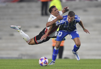 Buenos Aires, Argentina.- En las fotos tomadas el 12 de marzo del 2023, durante el encuentro entre River Plate y Godoy Cruz en el Estadio Monumental. River Plate goleó 3-0 a Godoy Cruz en el Monumental con Lucas Beltrán como figura y goleador, obtuvo su tercer triunfo y se convirtió en el único escolta del Torneo de la Liga, que tiene a San Lorenzo como líder.