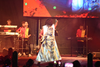 Paraná, Argentina.- En las fotos tomadas el 5 de marzo del 2023, las personas asisten a la Fiesta Nacional del Mate en la Plaza de las Colectividades de la ciudad de Paraná, Argentina. La 33° Fiesta Nacional del Mate, contó con la presentación de artistas locales y nacionales como el grupo Ahyre y la Mona Jiménez.