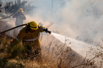 Bariloche, Argentina.- En las fotos tomadas el 27 de marzo del 2023, autoridades combaten un incendio forestal en la barda del Ñireco en la zona este de Bariloche. Las provincias de Buenos Aires, Corrientes y Neuquén registran este martes incendios forestales activos, mientras que los demás focos ígneos detectados en Entre Ríos, Chubut, Tierra del Fuego y Río Negro están contenidos o controlados, informó el Servicio Nacional de Manejo del Fuego (SNMF).