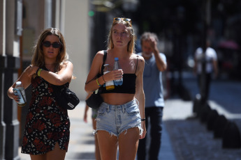 Buenos Aires, Argentina.- En las fotos tomadas el 9 de marzo del 2023, muestra las calles de Buenos Aires en medio de la ola de calor que afecta el país. Argentina atraviesa este año el verano más tórrido del que se tiene registro, con temperaturas récord y falta de lluvias que dañan la agricultura y mantienen al país bajo alerta meteorológica, según reportes oficiales.