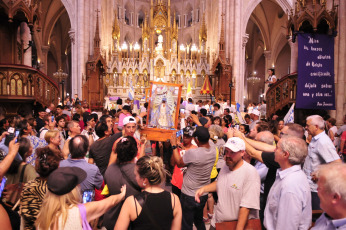 Buenos Aires, Argentina.- En las fotos tomadas el 12 de marzo del 2023, unos 2.000 fieles católicos se congregaron para celebrar los 10 años de papado de Francisco. Con un llamado a "buscar la paz social" en el país y a "dejar de lado las grietas que nos separan", la Iglesia de Buenos Aires celebró en una colmada basílica de Luján los 10 años de pontificado de Francisco, que se cumplen este lunes (13), en el marco de un clima festivo que incluyó bombos y batucadas.