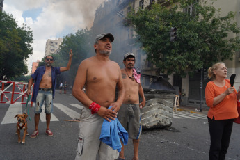 Buenos Aires, Argentina.- En las fotos tomadas el 16 de marzo del 2023, vecinos autoconvocados protestan en diferentes barrios de la ciudad de Buenos Aires contra la empresa Edesur, después de que más de 33.500 usuarios continuaran sin suministro eléctrico. Las localidades bonaerenses más afectadas en el área de Edesur son Berazategui, Quilmes, Almirante Brown, Avellaneda, Esteban Echeverría, Ezeiza, Lanús y Lomas de Zamora.