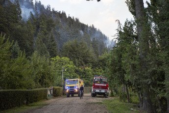 Rio Negro, Argentina.- En las fotos tomadas el 6 de marzo del 2022, cuerpos de bomberos intentan contener las llamas de un incendio forestal en El Bolsón, en la provincia de Río Negro. Sospechan que el fuego habría comenzado de manera intencional, por lo que hay un detenido, según informó el gobierno de Río Negro. Las ráfagas de viento contribuyeron para que en pocos minutos el fuego alcanzara diversos sectores de un cerro, cerca de barrios populares