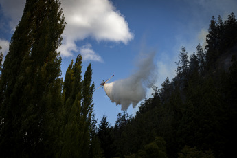 Rio Negro, Argentina.- En las fotos tomadas el 6 de marzo del 2022, cuerpos de bomberos intentan contener las llamas de un incendio forestal en El Bolsón, en la provincia de Río Negro. Sospechan que el fuego habría comenzado de manera intencional, por lo que hay un detenido, según informó el gobierno de Río Negro. Las ráfagas de viento contribuyeron para que en pocos minutos el fuego alcanzara diversos sectores de un cerro, cerca de barrios populares