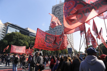 Buenos Aires, Argentina.- En las fotos tomadas el 17 de abril del 2023, miembros de distintos sectores sociales protestaban frente al Ministerio de Desarrollo Social, en Buenos Aires, por la llegada de la general Laura Richardson, jefa del Comando Sur de EE.UU, así como contra la interferencia de EE.UU. en la región y las políticas del Fondo Monetario Internacional (FMI). Los manifestantes denuncian que la alta funcionaria militar ha mostrado en sus discursos la "actitud neocolonial" que mantiene la Casa Blanca hacia la región.