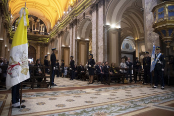 Buenos Aires, Argentina.- En las fotos tomadas el 24 de abril del 2023, el Episcopado celebró al Papa con una misa en la Catedral metropolitana e inició una semana de deliberaciones. La 122° asamblea plenaria de la Conferencia Episcopal Argentina (CEA), integrada por obispos de todo el país, comenzó este lunes una semana de deliberaciones con una misa de acción de gracias con motivo de los 10 años del pontificado de Francisco.