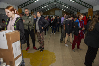 Bariloche, Argentina.- En las fotos tomadas el 16 de abril del 2023, argentinos participan de las elecciones provinciales y municipales en Bariloche, Argentina. Las Elecciones Argentina 2023 iniciaron con los comicios provinciales y municipales iniciando el calendario electoral del país.