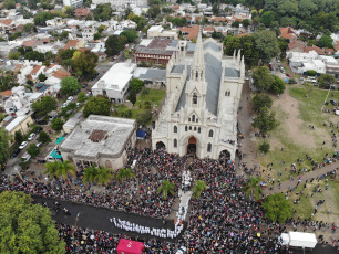 Santa Fe, Argentina.- En las fotos tomadas el 23 de abril del 2023, miles de fieles participaron de la 124° peregrinación a la Basílica Nuestra Señora de Guadalupe de la ciudad de Santa Fe, la principal festividad del catolicismo de la provincia, con coloridas procesiones que llegaron desde distintas localidades para homenajear a la patrona de la diócesis local. La fiesta, que este año tuvo como lema "María, renueva nuestra esperanza y venda nuestras heridas", se inició el sábado con diversas actividades.