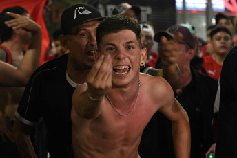 Buenos Aires, Argentina.- En las fotos tomadas el 11 de abril del 2023, tras la renuncia de Fabian Doman, los socios de Independiente protestaron frente a la sede del club. La crisis en Independiente se acentuó con la noticia de que Doman presentara su renuncia al cargo de presidente por intermedio de un comunicado que difundió en sus redes sociales.