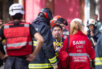 Buenos Aires, Argentina.- En las fotos tomadas el 26 de abril del 2023, la Policía de la Ciudad, Bomberos y el SAME reanudaron las tareas de búsqueda tras el derrumbe de una vivienda tipo PH de dos pisos, que se desplomó este martes (25) en el barrio porteño de Floresta y se cobró la vida de un hombre de 19 años y una niña de 12 años. Aunque al principio se habló de tres personas desaparecidas, el Ministerio de Seguridad porteño confirmó que solo está desaparecida una mujer de 71 años.