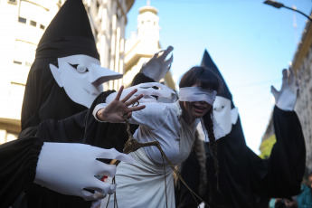 Buenos Aires, Argentina.- En las fotos tomadas el 13 de abril del 2023, diversas organizaciones políticas y gremiales argentinas marcharon en la capital para denunciar la proscripción y la persecución judicial a la vicepresidenta Cristina Fernández de Kirchner. La manifestación se realizó en la Plaza Lavalle frente al Palacio de Justicia, sede de la Corte Suprema, donde se buscó revertir la decisión de la vicepresidenta de no presentarse como candidata a las próximas elecciones presidenciales, luego del fallo del Tribunal Oral Federal 2.