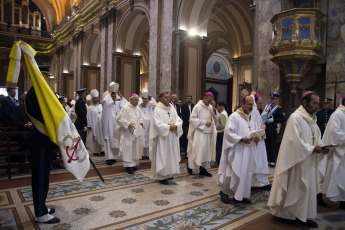 Buenos Aires, Argentina.- En las fotos tomadas el 24 de abril del 2023, el Episcopado celebró al Papa con una misa en la Catedral metropolitana e inició una semana de deliberaciones. La 122° asamblea plenaria de la Conferencia Episcopal Argentina (CEA), integrada por obispos de todo el país, comenzó este lunes una semana de deliberaciones con una misa de acción de gracias con motivo de los 10 años del pontificado de Francisco.