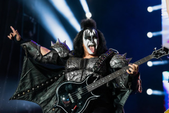 Buenos Aires, Argentina.- En las fotos tomadas el 28 de abril del 2023, durante la última presentación del grupo estadounidense Kiss que cerró el festival Masters of Rock en el Parque de la Ciudad de Buenos Aires, Argentina. El evento, congregó, según los organizadores, a 45.000 amantes de una de las vertientes duras del género para realizar una emotiva despedida a Kiss.