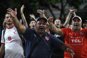 Buenos Aires, Argentina.- En las fotos tomadas el 11 de abril del 2023, tras la renuncia de Fabian Doman, los socios de Independiente protestaron frente a la sede del club. La crisis en Independiente se acentuó con la noticia de que Doman presentara su renuncia al cargo de presidente por intermedio de un comunicado que difundió en sus redes sociales.