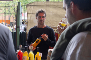 Buenos Aires, Argentina.- En las fotos tomadas el 16 de abril del 2023, miles de personas asistieron a la última jornada del Mercado Argentino de Productos y Productores Agroalimentarios (Mappa), que se desarrolló en el barrio porteño de Colegiales. La última jornada del Mercado Argentino de Productos y Productores Agroalimentarios contó con la presencia de 320 grandes exponentes de la gastronomía nacional, quienes ofrecieron al público una amplia gama de más de siete mil productos de diferentes regiones del país.