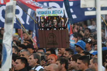 Buenos Aires, Argentina.- En las fotos tomadas el 13 de abril del 2023, diversas organizaciones políticas y gremiales argentinas marcharon en la capital para denunciar la proscripción y la persecución judicial a la vicepresidenta Cristina Fernández de Kirchner. La manifestación se realizó en la Plaza Lavalle frente al Palacio de Justicia, sede de la Corte Suprema, donde se buscó revertir la decisión de la vicepresidenta de no presentarse como candidata a las próximas elecciones presidenciales, luego del fallo del Tribunal Oral Federal 2.