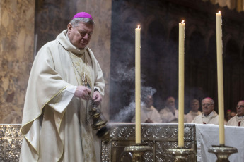 Buenos Aires, Argentina.- En las fotos tomadas el 24 de abril del 2023, el Episcopado celebró al Papa con una misa en la Catedral metropolitana e inició una semana de deliberaciones. La 122° asamblea plenaria de la Conferencia Episcopal Argentina (CEA), integrada por obispos de todo el país, comenzó este lunes una semana de deliberaciones con una misa de acción de gracias con motivo de los 10 años del pontificado de Francisco.