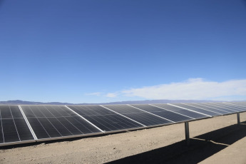 San Juan, Argentina.- En las fotos tomadas el 19 de abril del 2023, muestra el Parque Solar Zonda ubicado en la localidad de Bella Vista, Iglesia en la provincia de San Juan. El parque generará energía solar fotovoltaica por un total de 300 MW, en tres etapas de 100 MW cada una, equivalente al consumo de más de 240.000 hogares, de la mano de un proyecto que permitirá duplicar la capacidad de generación solar instalada en San Juan.